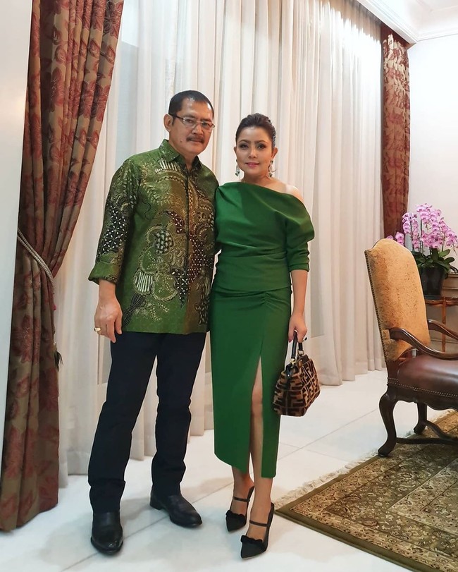 Kemesraan juga ditunjukkan keduanya lewat gaya berbusana. Mayangsari dan putra mendiang Presiden ke-2 RI Soeharto itu kerap memakai busana senada, salah satunya busana formal bernuansa hijau ini. (Foto: Instagram/@mayangsaritrihatmodjoreal)