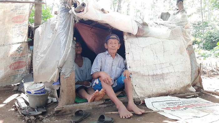 Mbah Tarso (70) bersama sang istri Sugiani (31) hidup di gubuk karung di Banyumas, Rabu (8/7/2020).