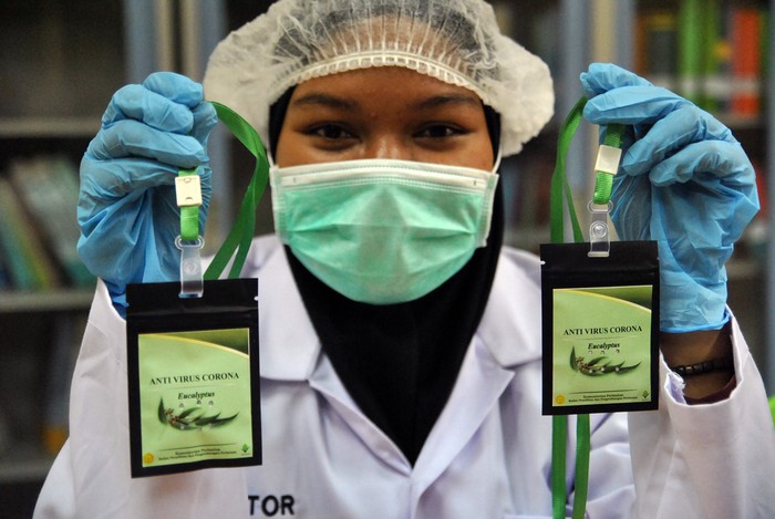 Melihat Lebih Jelas Kalung Anticorona Kementan Sejumlah pekerja mengemas serbuk hasil pengolahan laboratorium nano teknologi di Balitbangtan, Balai Besar Litbang Pascapanen Pertanian, Cimanggu, Kota Bogor, Jawa Barat, Selasa (7/7/2020). Kementerian Pertanian meluncurkan inovasi produk berbasis tanaman eucalyptus yang digunakan sebagai aksesoris kesehatan yang disebut kalung aromaterapi eucalyptus sebagai antivirus dan mampu menambah daya tahan tubuh. ANTARA FOTO/Arif Firmansyah/hp.
