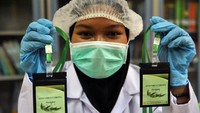 Pekerja menunjukkan kalung antivirus hasil pengolahan laboratorium nano teknologi di Balitbangtan, Balai Besar Litbang Pascapanen Pertanian, Cimanggu, Kota Bogor, Jawa Barat, Selasa (7/7/2020).