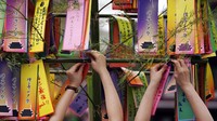 Pengunjung menempelkan potongan kertas berisi harapan mereka saat mengikuti Festival Tanabata di depan sebuah kuil Tokyo, Jepang, Selasa (7/7) waktu setempat.