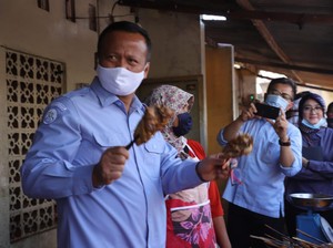 KKP Bantu Kebutuhan Cold Storage untuk Pelaku Usaha Ikan Asap Demak