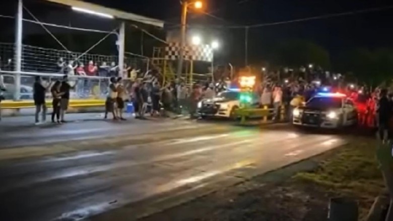 Mobil polisi malah adu balap Mobil polisi malah adu balap