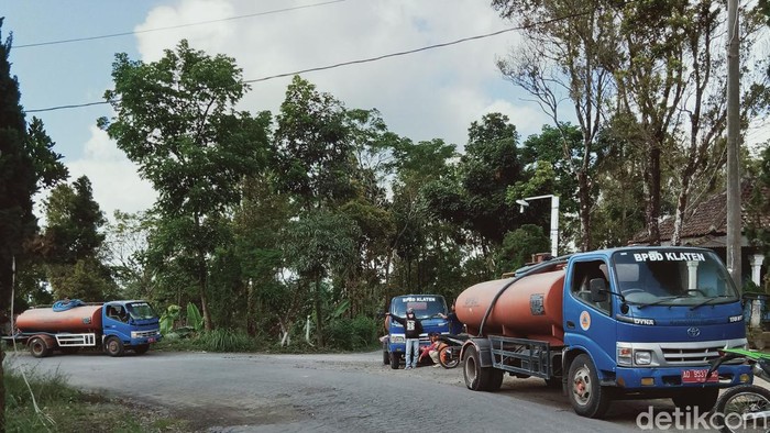 Mobil tangki air BPBD Klaten mengirimkan bantuan air di Desa Sidorejo Kecamatan Kemalang, Rabu (8/7/2020)