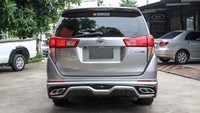 Geser ke bagian belakang, penambahan body kit telah memberikan tampilan yang sporty. Terlebih ada aksen mirip lubang knalpot mobil-mobil sport. (Foto: Maxabout)
