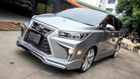 Dikutip dari Maxabout, modifikasi Toyota Innova ini masih mempertahankan desain lampu utama. Sementara grille bawaan diangkat dan diganti dengan grille ala Lexus dengan warna hitam pekat dan list chrome yang sporty. Kendati menggunakan grille Lexus, logo Toyota masih dipertahankan. (Foto: Maxabout)