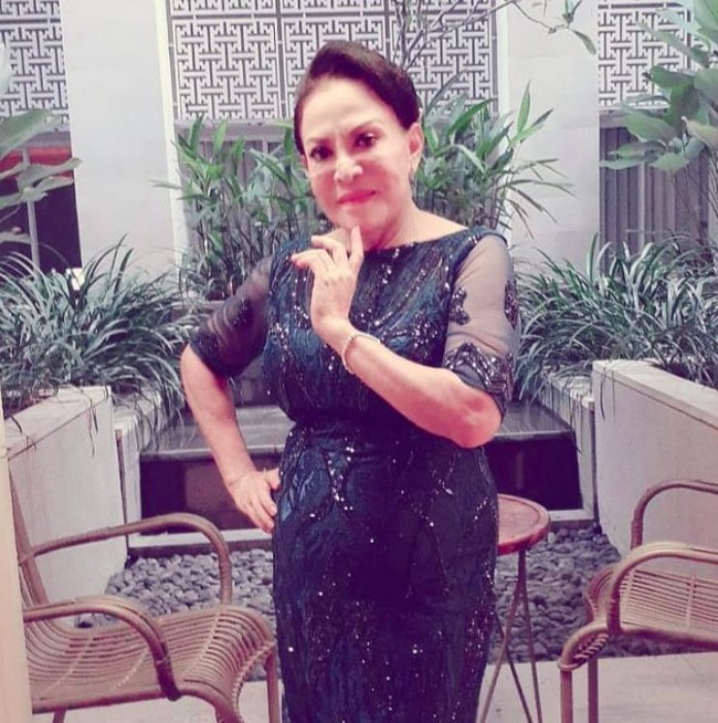 Semasa muda Mpok Atiek memang mengaku gemar melakukan prosedur kecantikan berupa suntik silikon. Dia telah menyuntikkan silikon ke beberapa bagian wajahnya, termasuk hidung. Namun kini Mpok Atiek menyesal dan memilih untuk menjalani operasi pengangkatan silikon untuk membuang silikon pada tubuhnya akibat operasi plastik yang pernah dijalaninya. Foto: Instagram