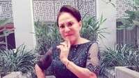 Mpok Atiek juga disebut-sebut pakai susuk. Namun hingga saat ini, Mpok Atiek belum menjawab tudingan itu. Mpok Atiek mengatakan dirinya memang pernah menggunakan silikon pada wajah. Foto: Instagram