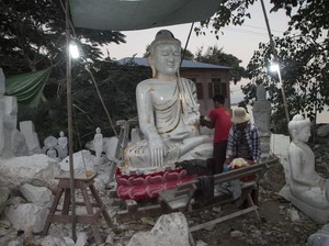 Ironi Rumah Anyaman Bambu dengan Lantai Marmer di Desa Sogyin