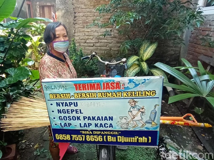 Nek Djumiah bersepeda keliling tawarkan jasa bersih-bersih rumah, Kudus, Rabu (8/7/2020).
