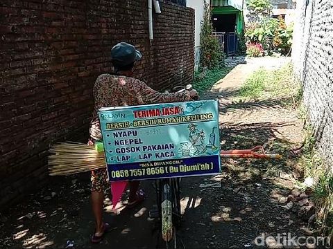 Nek Djumi'ah bersepeda keliling tawarkan jasa bersih-bersih rumah, Kudus, Rabu (8/7/2020).