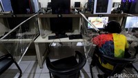 Diketahui, jam bermain untuk pengunjung yang belum memiliki kartu tanda penduduk (KTP) pun dibatasi di warnet tersebut sebagai salah satu upaya untuk beradaptasi dengan fase kenormalan baru atau new normal di tengah pandemi COVID-19.