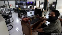 Protokol kesehatan tersebut tak hanya wajib diterapkan oleh para pengunjung, petugas di warnet tersebut juga diwajibkan untuk menerapkan protokol kesehatan salah satunya memakai masker saat bertugas.