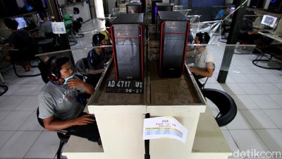 New Normal, Warnet Game Online di Solo Disekat Plastik