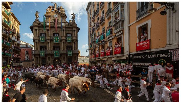 Festival San Fermin merupakan festival paling ikonik di dunia. Berlarian menghindari banteng selalu seru untuk dilihat. Namun, pandemi membuat aktivitas tersebut ditiadakan.