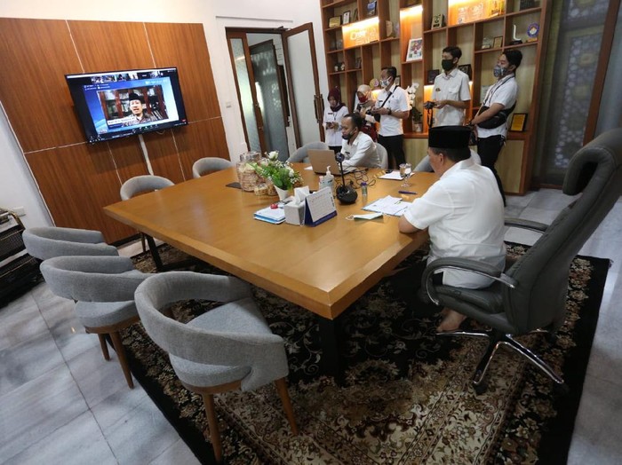 Oded M Danil memberikan arahan ke panitia kurban