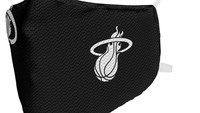 National Basketball Association (NBA) atau liga basket nasional Amerika Serikat (AS) juga ikut meramaikan pasar dengan masker kainnya. NBA memproduksi masker kain dengan logo klub-klub basket AS seperti Miami Heat, Los Angeles Lakers, New York Knicks, Chicago Bulls, Dallas Mavericks, dan sebagainya. Dilansir dari situs resmi NBA, masker-masker itu dijual satuan, ada juga paket isi 2, 4, dan 6. Harganya pun beragam, misalnya yang satuan US$ 14,99 atau sekitar Rp 215.000, lalu harga masker paketannya mulai dari US$ 199,99-29,99 atau sekitar Rp 288.000-431.000. Istimewa/Dok. NBA.