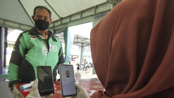 Pengemudi ojek online melakukan registrasi aplikasi membawa penumpang di Shalter Depok Baru, Depok, Jawa Barat sebelum akhrinya mengaspal lagi dengan membawa penumpang. ANTARA FOTO/Asprilla Dwi Adha