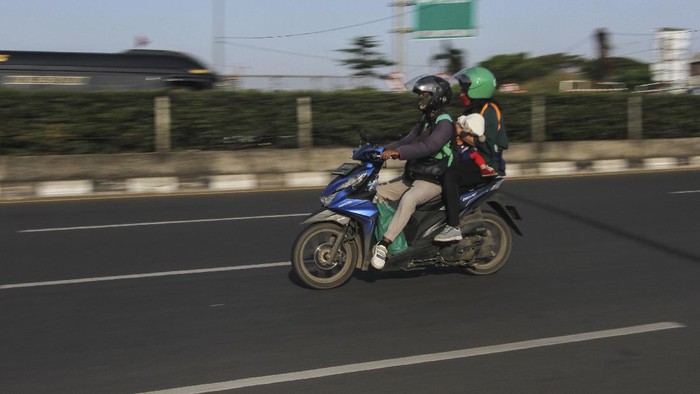 Petugas menyemprotkan cairan disinfektan kepada kendaraan pengemudi ojek online sebelum membawa penumpang di Shalter Depok Baru, Depok, Jawa Barat, Selasa (7/7/2020). Pemerintah Kota Depok mulai hari ini kembali memperbolehkan ojek online membawa penumpang dengan syarat mematuhi protokol kesehatan. ANTARA FOTO/Asprilla Dwi Adha/hp.