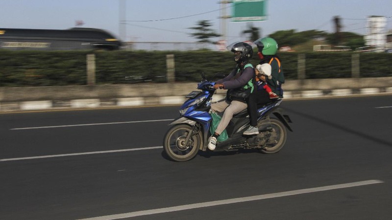 Petugas menyemprotkan cairan disinfektan kepada kendaraan pengemudi ojek online sebelum membawa penumpang di Shalter Depok Baru, Depok, Jawa Barat, Selasa (7/7/2020). Pemerintah Kota Depok mulai hari ini kembali memperbolehkan ojek online membawa penumpang dengan syarat mematuhi protokol kesehatan. ANTARA FOTO/Asprilla Dwi Adha/hp.