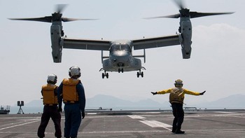 Namun secara statistik menurut militer Amerika Serikat, tingkat kecelakaan V-22 tetap lebih rendah dibandingkan beberapa pesawat militer lain. Juru bicara AU AS, Jorge Hernandez, pernah mengatakan pada tahun 2022 bahwa pesawat varian Marinir, MV-22, memiliki tingkat kecelakaan 3,16 per 100.000 jam terbang. Foto: U.S. Navy Photo by Mass Communication Specialist 3rd Class Gabriel B. Kotico/Released via Getty Images