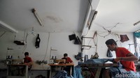 Beberapa karyawan menyelesaikan orderan seragam sekolah. 