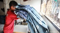 Mereka kembali bekerja setelah sebelumnya libur akibat pandemi COVID-19.