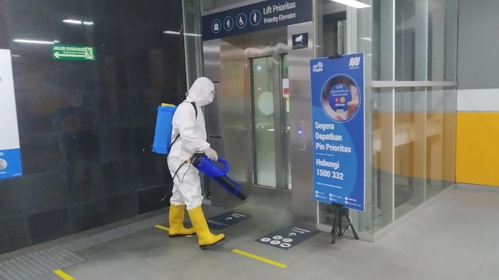 Penyemprotan disinfektan di Stasiun MRT Istora Mandiri