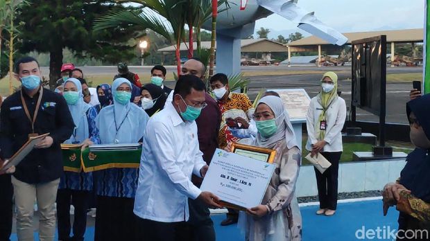 Penyerahan bantuan dan santunan bagi ahli waris nakes di Sulsel yang gugur saat menangani pasien Corona (M Bakrie/detikcom)