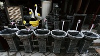 Tempat cuci tangan ini terbuat dari batu alam.