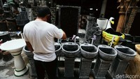 Para pedagang pun meraup untung yang lumayan dari penjualan tempat cuci tangan ini.