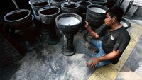 Seorang perajin tengah memoles westafel agar lebih menarik.