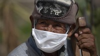 Para petugas ini pun memberikan edukasi kepada para warga untuk terus memakai masker.