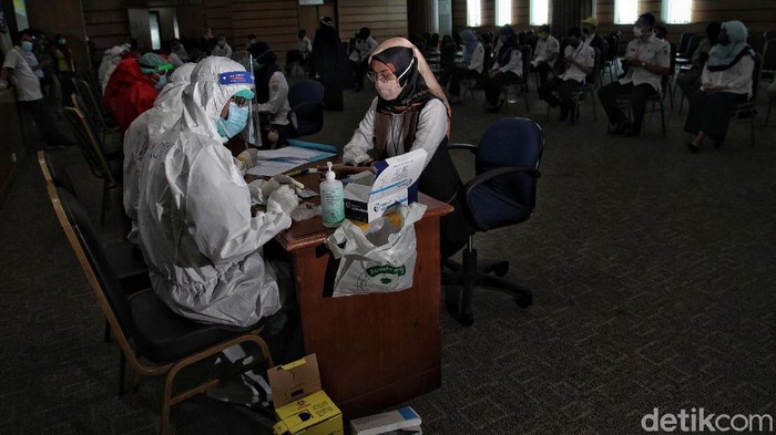 PNS Pemkot Jakut Ikuti Rapid Test Sejumlah PNS di lingkungan Pemkot Jakarta Utara mengikuti rapid test. Kegiatan ini untuk memastikan seluruh pegawai terbebas dari virus Corona.