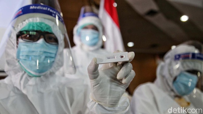 PNS Pemkot Jakut Ikuti Rapid Test Sejumlah PNS di lingkungan Pemkot Jakarta Utara mengikuti rapid test. Kegiatan ini untuk memastikan seluruh pegawai terbebas dari virus Corona.