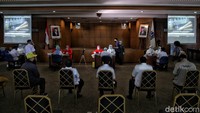 Selama menunggu giliran, mereka juga melakukan physical distancing.