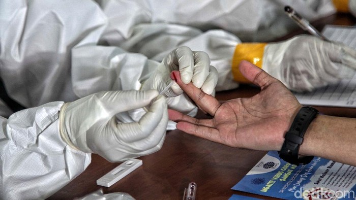 PNS Pemkot Jakut Ikuti Rapid Test Sejumlah PNS di lingkungan Pemkot Jakarta Utara mengikuti rapid test. Kegiatan ini untuk memastikan seluruh pegawai terbebas dari virus Corona.