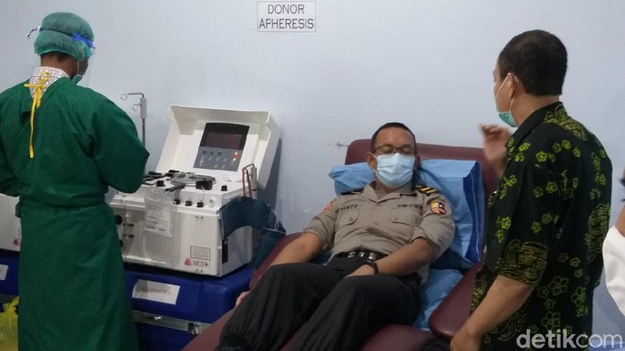 Polisi donor plasma Personel Polisi Daerah Istimewa Yogyakarta (DIY) melakukan donor plasma di RSUP Dr Sardjito.