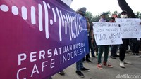 Musisi kafe yang menggelar aksi di depan Balai Kota DKI Jakarta itu diketahui tergabung dalam Persatuan Musisi Cafe Indonesia.