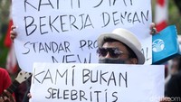 Para musisi juga tampak membawa beragam poster berisi curahan hati mereka yang lahan pekerjaannya terdampak pandemi COVID-19.