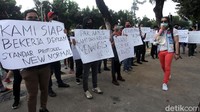 Dilansir dari CNN Indonesia, diketahui, berdasarkan aturan selama masa PSBB, semua kegiatan sosial dan budaya termasuk perkumpulan dan pertemuan hiburan tak boleh digelar.