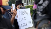 Larangan pelaksanaan live-music tersebut berdampak pada pekerjaan para musisi kafe. Tak sedikit dari mereka yang mengatakan bahwa mereka tak lagi memiliki pemasukan dan kesulitan ekonomi imbas penerapan PSBB guna memutus rantai penyebaran COVID-19.