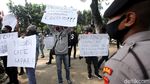 Musisi Kafe Ramai-ramai Ngamen di Balai Kota