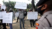 Oleh karenanya para musisi kafe tersebut menggelar aksi di Balai Kota DKI Jakarta guna mendesak Gubernur DKI Jakarta, Anies Baswedan, mengizinkan penampilan musik di kafe di tengah penerapan PSBB transisi di ibu kota. Aksi itu pun tampak dijaga oleh petugas keamanan.