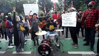 Sejumlah musisi kafe menggelar aksi di depan Balai Kota DKI Jakarta, Rabu (8/7/2020).