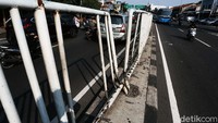 Parahnya, ada beberapa pagar besi yang menonjol keluar menjulur ke jalan.
