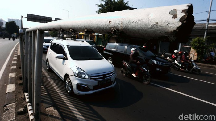 Pagar besi pembatas jalan di Jalan Basuki Rachmat, Jakarta Timur, sudah lama dibiarkan rusak. Begini kondisinya, Rabu (08/07/2020).