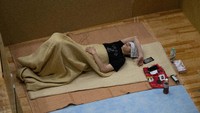 Seorang pengungsi tampak tertidur lelap.