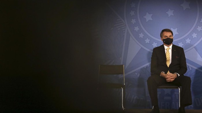 Presiden Brasil Jair Bolsonaro kerap meremehkan bahaya dari virus Corona (COVID-19). Namun, kini Bolsonaro dinyatakan positif setelah dites Corona usai mengalami gejala demam.