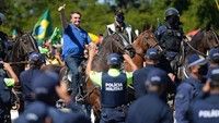 Bolsonaro mengonfirmasi terinveksi COVID-19 setelah selama berbulan-bulan dia meremehkan kegawatan virus meskipun total kasus dan jumlah kematian di Brasil bertambah dengan cepat. Andressa Anholete/Getty Images.